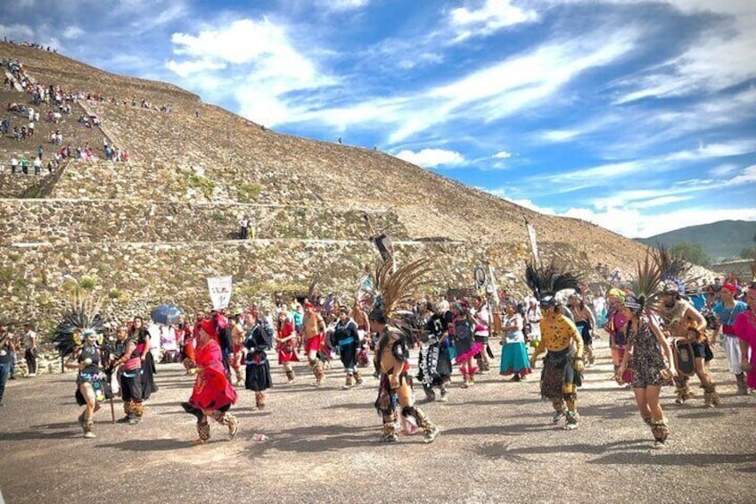 Un grupo de personas bailando una danza tradicional en una zona montañosa. 1