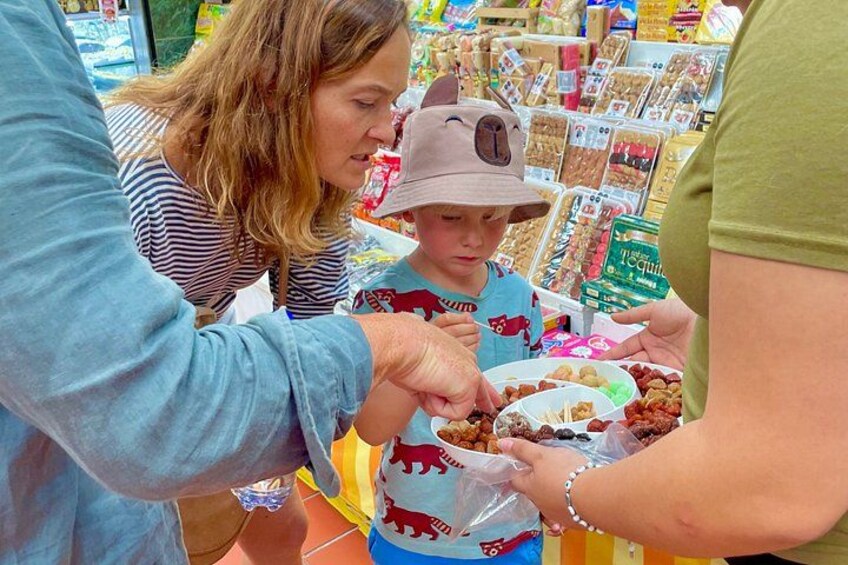 Una persona entregando comida a un niño en una tienda. 3