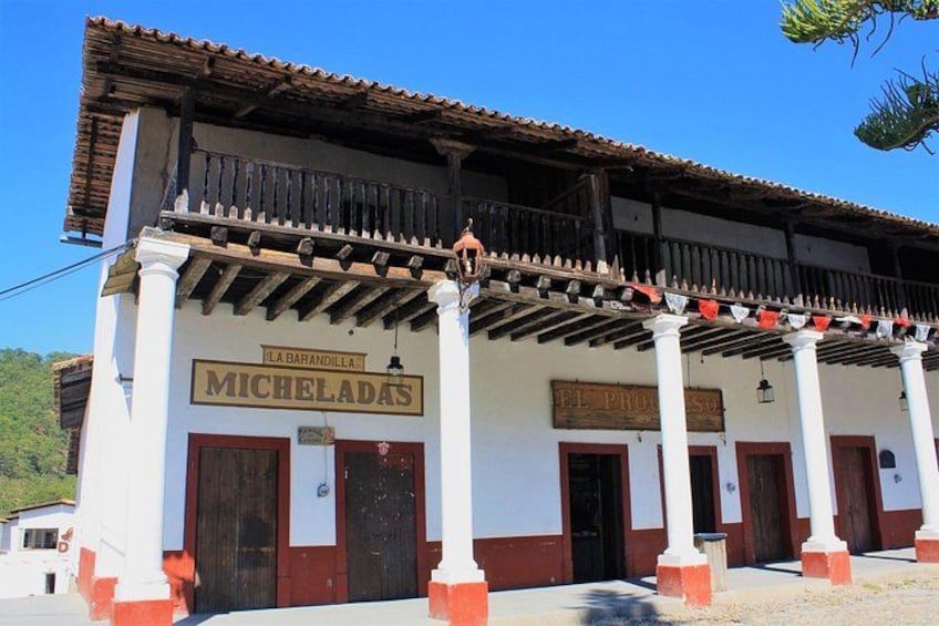 Un edificio con un cartello che recita 'MICHELADAS' e un altro cartello che dice 'EL PROYECTO'. 4