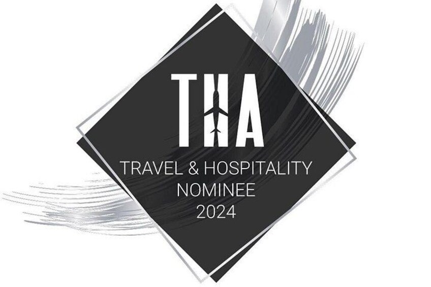 En logotyp med texten ”THA TRAVEL & HOSPITALITY NOMINEE 2024” på en svart bakgrund, med vita och grå penseldrag. 2