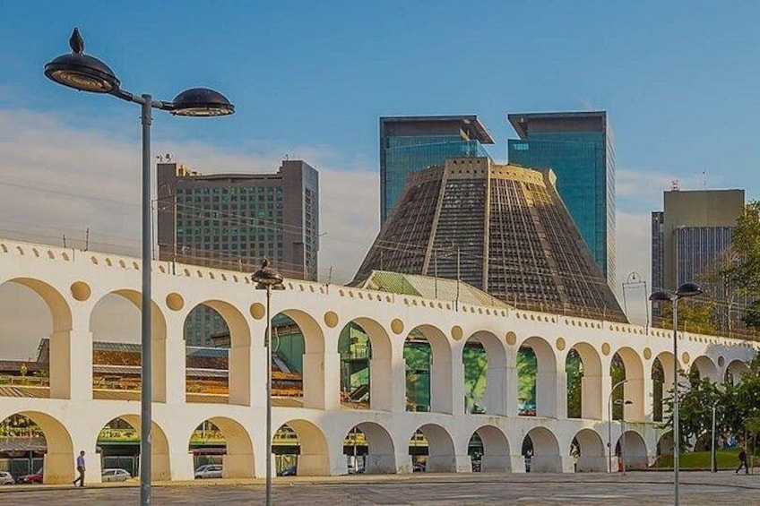 Un ponte ad arco bianco con un edificio moderno sullo sfondo. 2