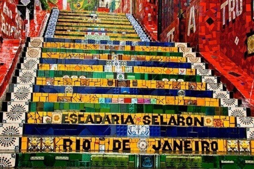 En färgglad trappa med mosaikplattor och texten ”ESEADARIA SELARON RIO DE JANEIRO”. 4