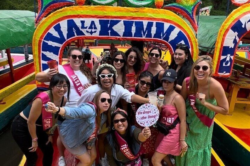 En grupp människor på en färgglad vagn med texten ”VIVA LA KIMMY” och en skylt där det står ”Viva tar av sig trosorna!”. 4