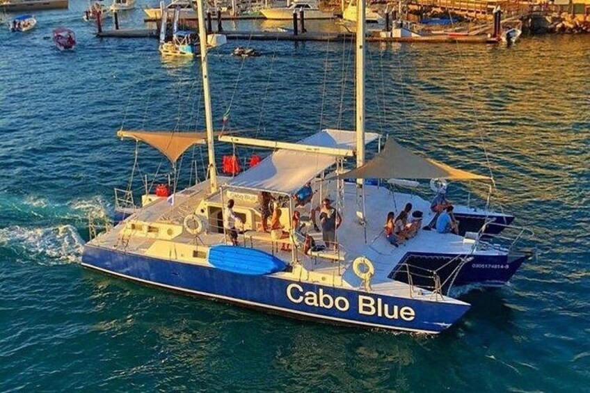 Un barco azul y blanco llamado Cabo Blue en el agua. 1