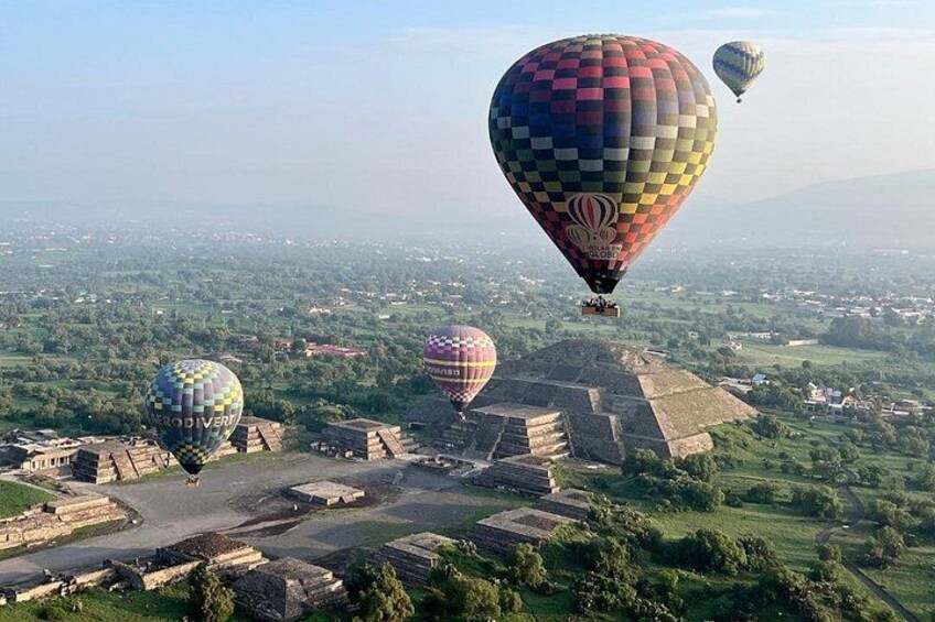 Globos aerostáticos sobre ruinas antiguas. 4