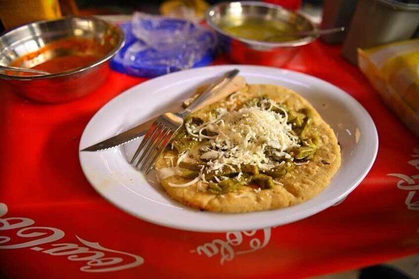 Une assiette de nourriture sur une table rouge, avec le logo de Coca-Cola. 5