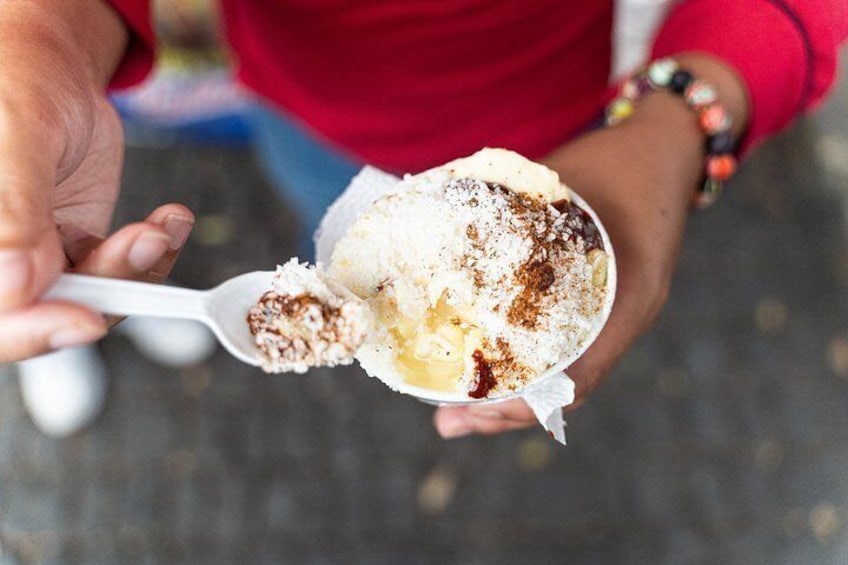 Une personne tenant une cuillère et un dessert. 4