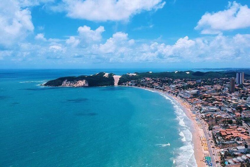 Una ciudad costera con playa, una península y cielo despejado. 4
