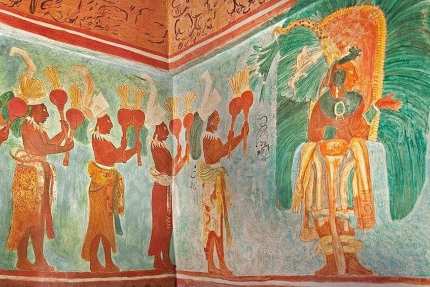 Une fresque représentant des personnages vêtus de costumes traditionnels, un personnage assis portant un couvre-chef et des hiéroglyphes. 1