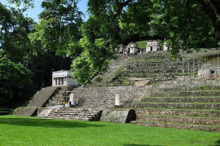 Un site historique doté de terrasses en gradins, de ruines antiques et d’un petit édifice en forme de temple. 5