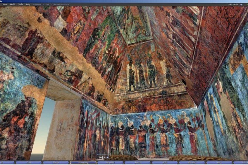 Una habitación con un mural que muestra figuras vestidas con atuendo histórico, una pared de piedra y una puerta parcialmente visible. 2