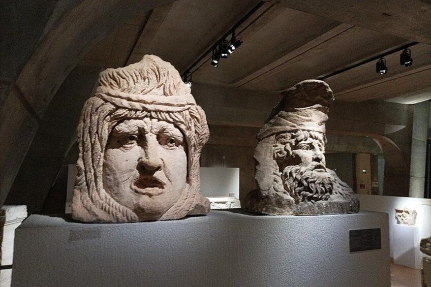 To gamle stensulpturer i et museum. 2
