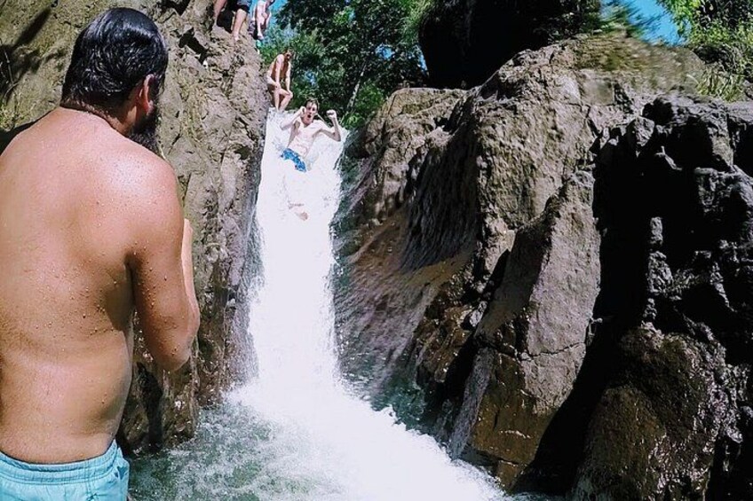 Een waterval, mensen vermaken zich in het water. 4