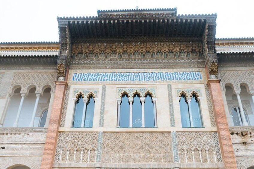 Un bâtiment orné de motifs complexes en carreaux de céramique, doté d’arches au niveau des fenêtres et d’une façade décorative. 5
