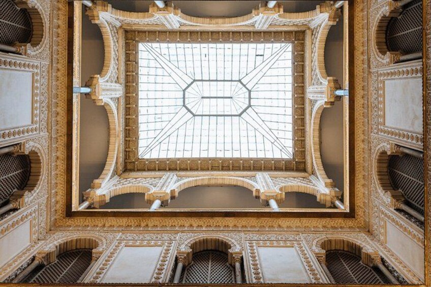 Eine kunstvolle Decke mit geometrischem Muster und einem Oberlicht. 2