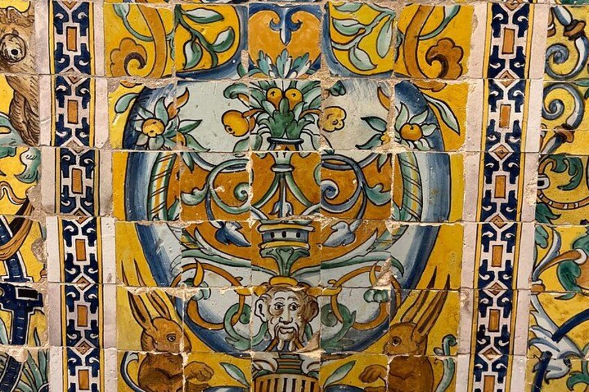 Une mosaïque aux motifs géométriques et aux motifs floraux. 3