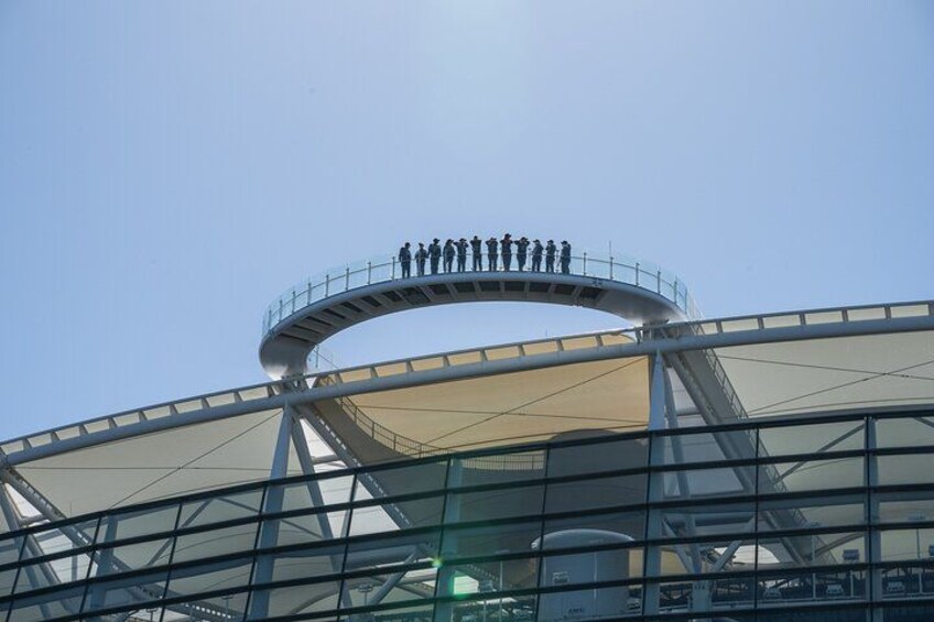 Un edificio moderno con una plataforma de observación circular y fachada de vidrio. 2