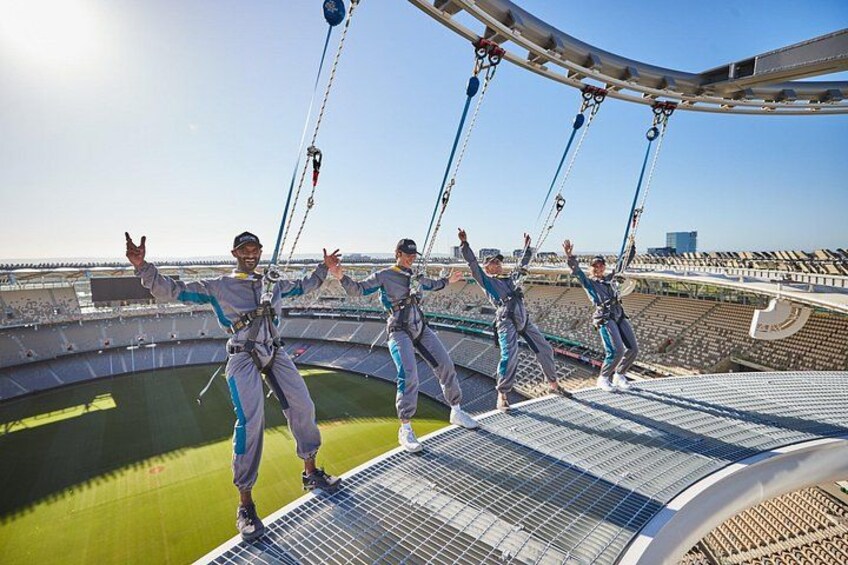 Un grupo de personas haciendo bungee jumping desde un puente. 4