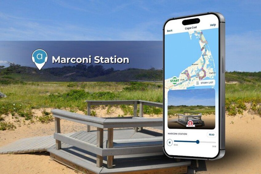 Ein Strand mit einer Holzpromenade, einem Smartphone, das eine Karte und eine Auflistung von Geschichten zeigt, und der Text 'Marconi Station'. 4