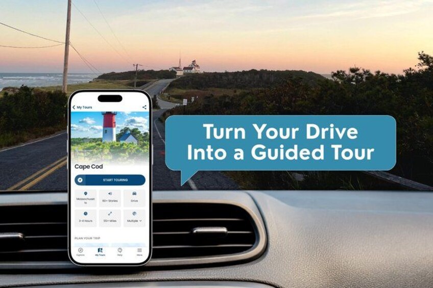 Ein Smartphone zeigt eine App für eine Führungstour vor einer malerischen Küstenlandschaft. 1