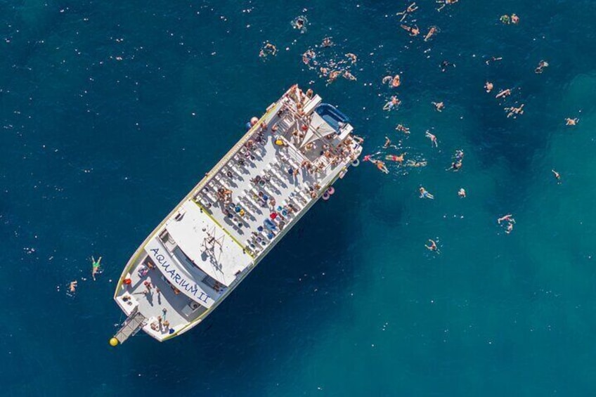 A large cruise ship named 'Aquarium' with passengers enjoying the water. 1