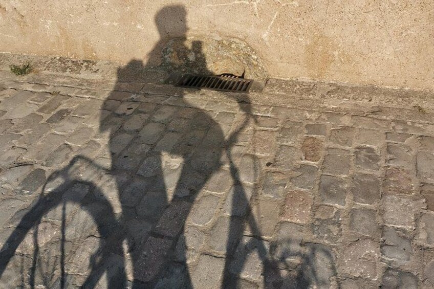 L'ombra di una persona su una strada acciottolata. 1