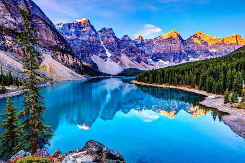 Un lago de montaña con reflejos, rodeado de bosque y montañas. 3
