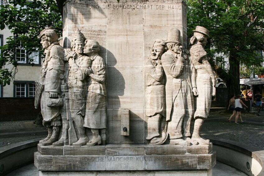 Ein Steindenkmal mit Figuren und Inschriften. 3