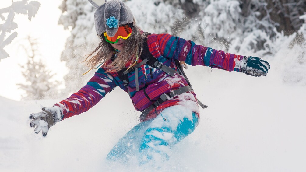 Una persona practica snowboard en una ladera nevada. 1