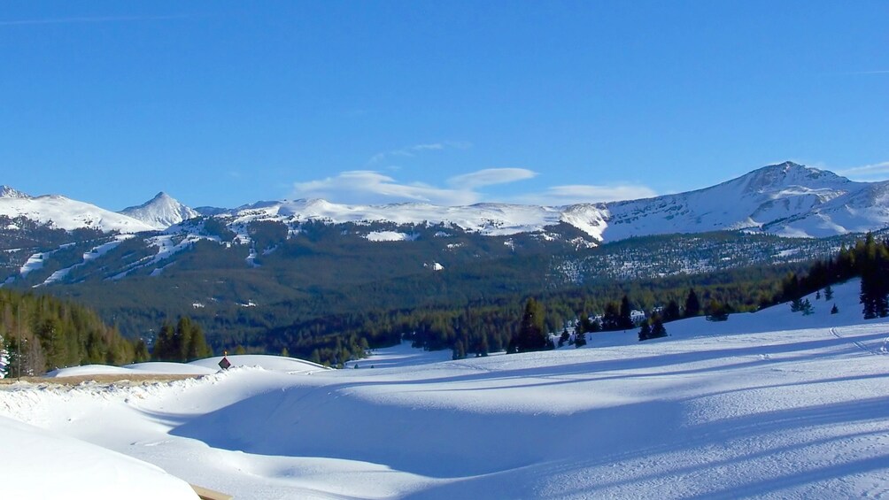 Paisaje nevado de montaña bajo un cielo azul despejado. 5