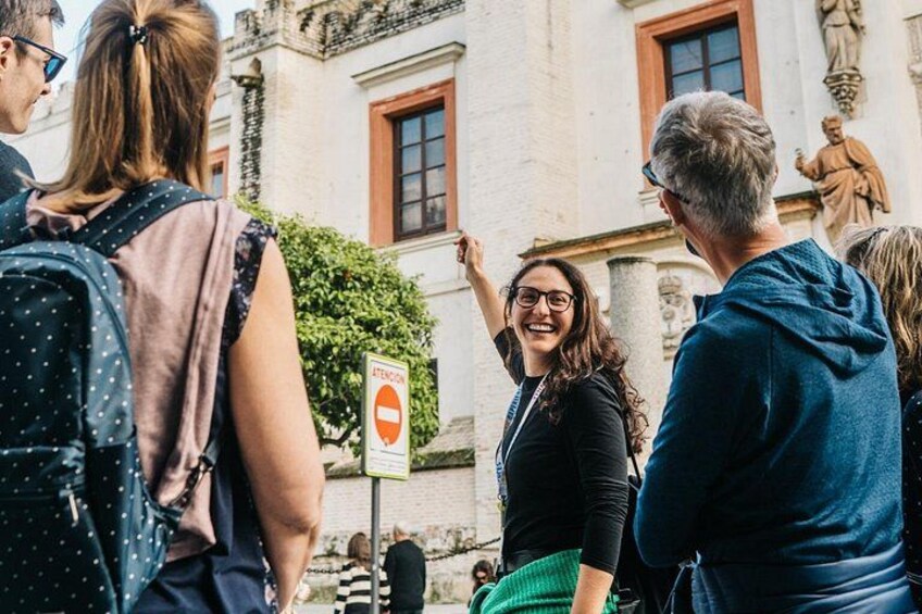 Un grupo de personas de pie frente a un edificio con un cartel de 'No Entry'. 4