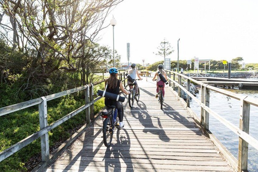 Un puente de madera con ciclistas circulando. 4
