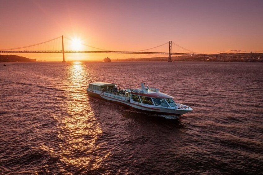Un traversier sur une rivière, avec un pont en arrière-plan, au coucher du soleil. 5