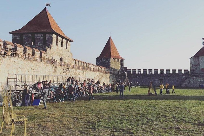 Un château médiéval doté de créneaux et de deux tours aux toits rouges. 2