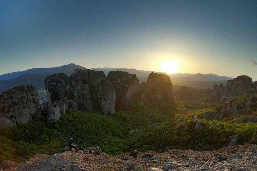 Un paysage montagneux avec des formations rocheuses, et une personne qui fait de la randonnée. 5