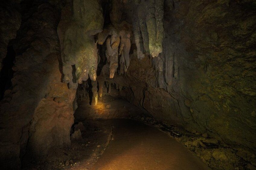 En grotta med stalaktiter och en smal gång. 3