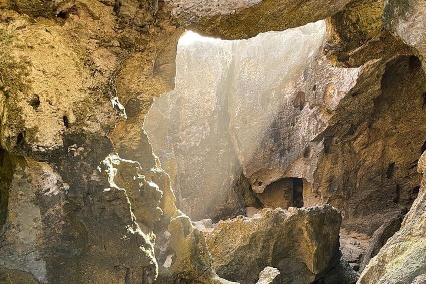 En grotta med stalaktiter och stalagmiter. 2