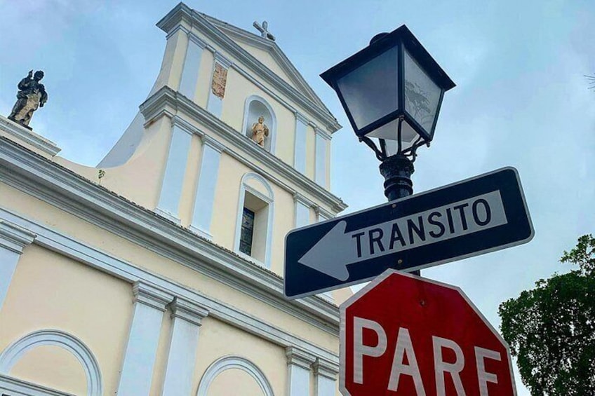 A street sign with 'TRANSITO' and a 'PARE' sign. 3
