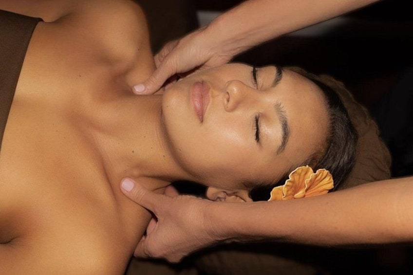 Une personne recevant un massage, les mains posées sur la nuque et les épaules. 1