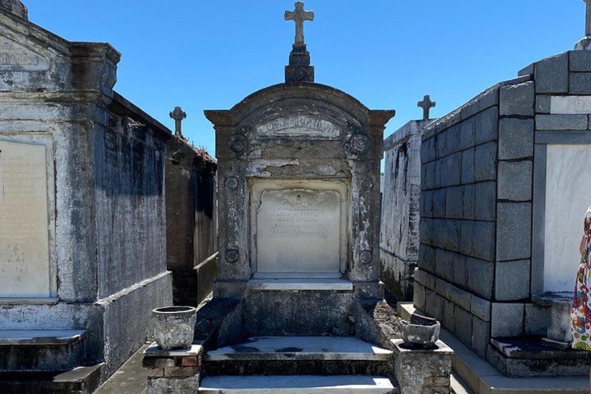 Ein Friedhof mit Grabsteinen und einem zentralen Denkmal. 2