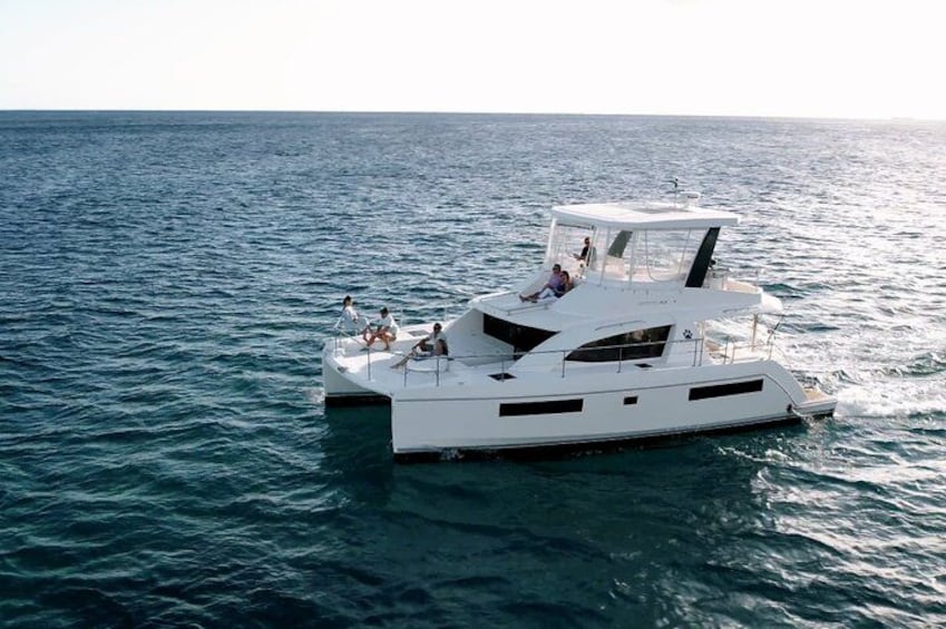 Uno yacht bianco su acque calme, con persone sul ponte. 1