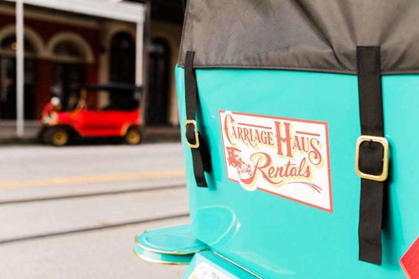 Un vehículo de alquiler turquesa con un rótulo de 'Carriage Haus Rentals'. 4