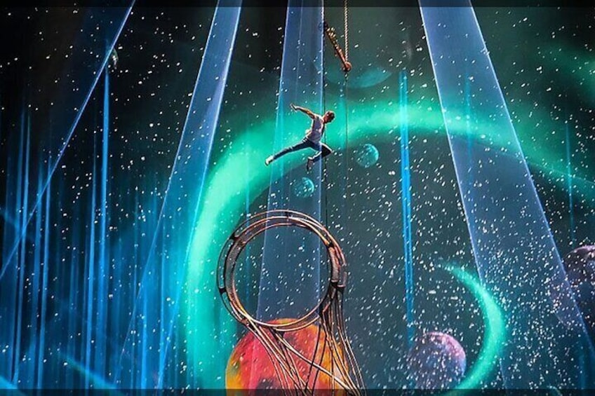 Un acrobata circense si dondola su una trapezzina sullo sfondo di un universo stellato. 5
