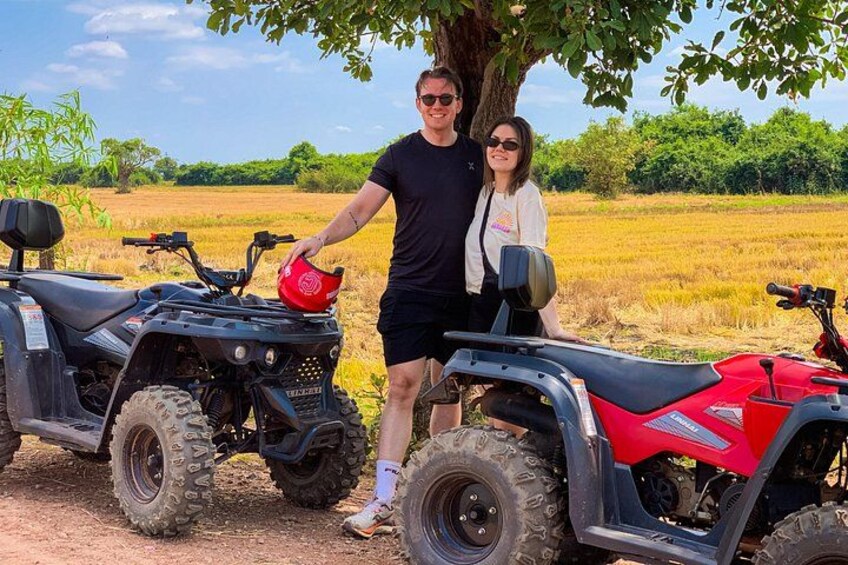 Due ATV parcheggiate in un campo, con un albero e un cielo sereno sullo sfondo. 1