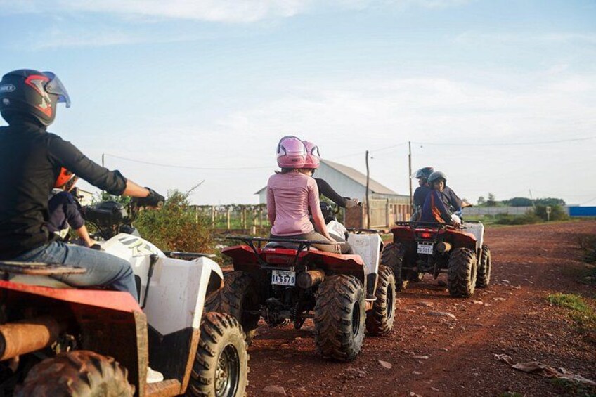 Tre persone che guidano quad attraverso una strada sterrata. 2
