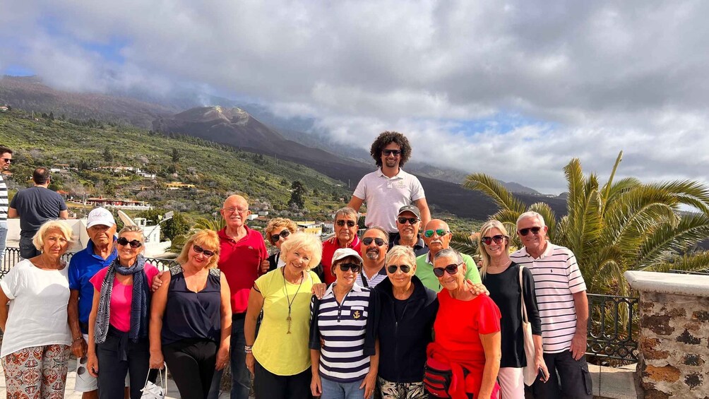 Un groupe de personnes se trouve sur un toit, avec un paysage montagneux en arrière-plan. 2