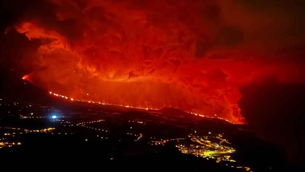 Un volcan en éruption la nuit, avec de la lave qui coule le long de ses flancs. 1