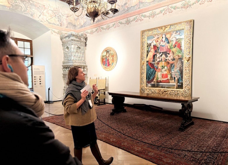Et galleri med et stort indrammet maleri og et dekorativt loft. 4