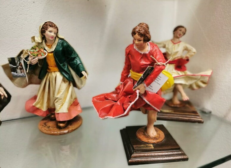 Three figurines on pedestals. 2