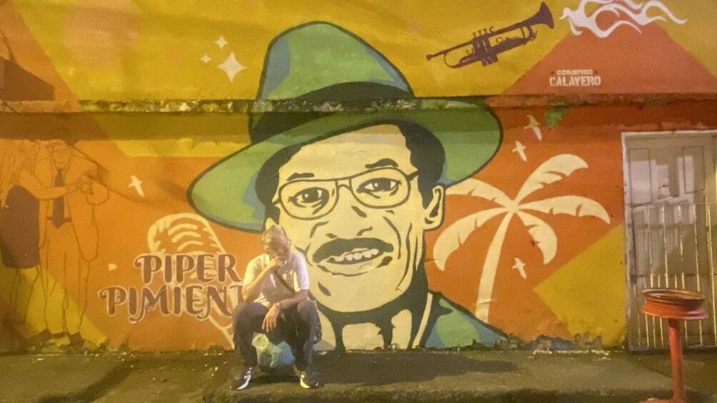 Et mural med en stor hat, palmer og en trompet. 4